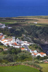 Portugal, Azoren, Porto Formoso, Luftaufnahme der Küstenstadt auf der Insel Sao Miguel - WWF05889