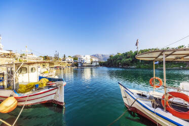 Griechenland, Kreta, Sissi, Boote im Yachthafen des Küstendorfs - THAF03004