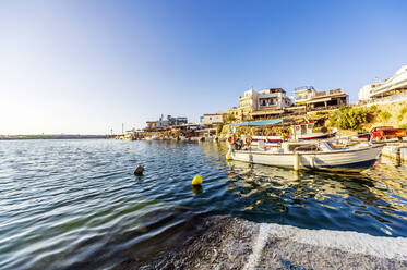 Griechenland, Kreta, Sissi, Rand eines Küstendorfs mit Boot im Vordergrund - THAF03005