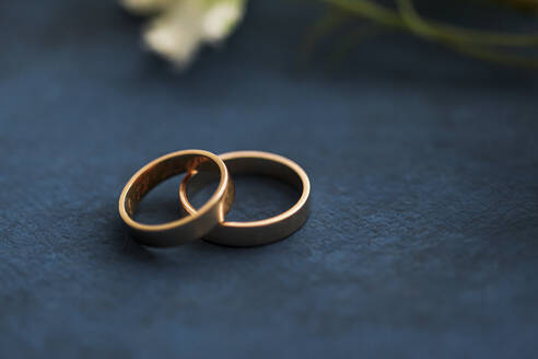 Studio shot of pair of golden wedding rings - FLMF00733