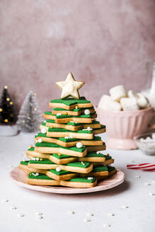 Christmas cookie tree on plate over table - FLMF00755