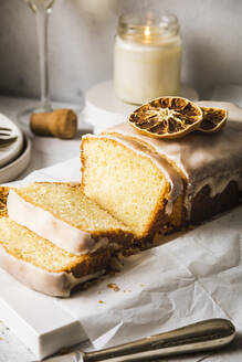 Orangenkuchen in Scheiben auf dem Tisch - FLMF00763