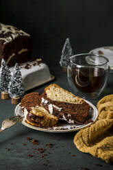Schokoladen- und Vanillekuchenscheiben mit einem Glas Wein auf dem Tisch - FLMF00772