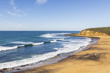 Blick auf die Wellen, die den Sand von Bells Beach, Australien, streifen - FOF12365
