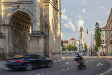 Deutschland, Bayern, München, Verkehr vor dem Siegestor - MAMF01999