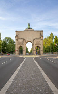 Deutschland, Bayern, München, Straße vor dem Siegestor - MAMF02002