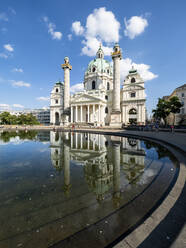 Österreich, Wien, Karlskirche spiegelt sich im Spiegelbecken - AMF09351