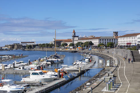 Portugal, Azoren, Ponta Delgada, Yachthafen und Promenade der Küstenstadt - WWF05891