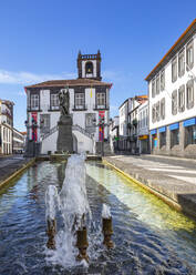 Portugal, Azoren, Ponta Delgada, Brunnen und spiegelndes Becken des Rathauses von Ponta Delgada - WWF05895