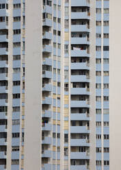Portugal, Azoren, Ponta Delgada, Reihen von identischen Balkonen von Wohnhäusern - WWF05902