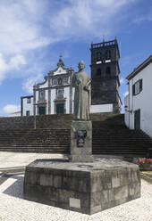 Portugal, Azoren, Ribeira Grande, Statue des Priesters Gaspar Frutuoso vor der Kirche von Nossa Senhora da Estrela - WWF05909