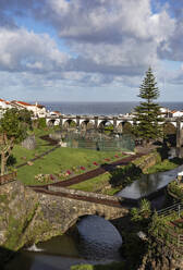 Portugal, Azoren, Ribeira Grande, Bogenbrücke und Viadukt der Küstenstadt - WWF05914