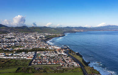 Portugal, Azoren, Ribeira Grande, Drohnenansicht der Küstenstadt auf der Insel Sao Miguel - WWF05920