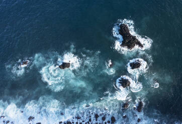 Drohnenansicht der blauen Küstengewässer der Insel Sao Miguel - WWF05924