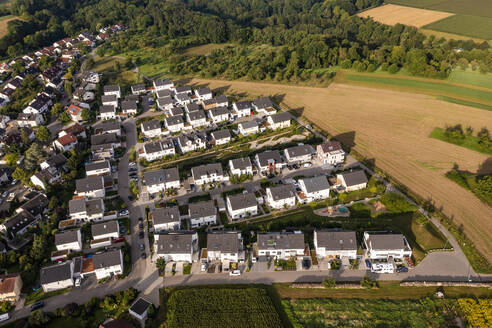 Deutschland, Baden-Württemberg, Waiblingen, Luftaufnahme von neuen Vorstadthäusern - WDF06706