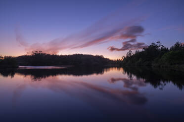 Langzeitbelichtung des Mangamahoe-Sees in der violetten Morgendämmerung - RUEF03435