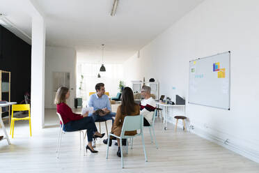 Geschäftskollegen bei einem Treffen im Büro - GIOF14569