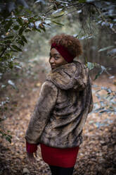 Porträt schöne junge Frau zu Fuß im Herbst Wald - CAIF31808