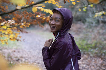 Porträt glückliche junge Joggerin im Herbst Park - CAIF31849