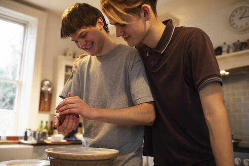 Teenager-Jungen kochen in der Küche - CAIF31863