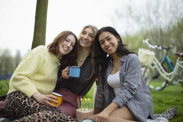 Porträt glückliche junge Frauen Freunde feiern Geburtstag im Park - CAIF31902