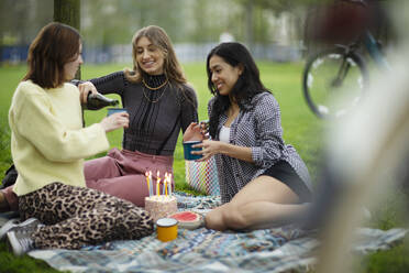 Junge Frauen, die im Park Geburtstag feiern - CAIF31904