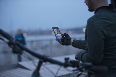 Mann bestellt nachts mit Smartphone Essen zum Mitnehmen - CAIF31944