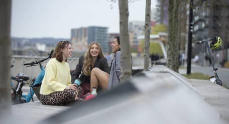 Happy young women talking in city park - CAIF31968