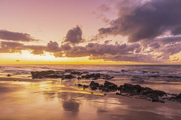 Sandiger Küstenstrand bei stimmungsvollem Sonnenaufgang - FOF12384