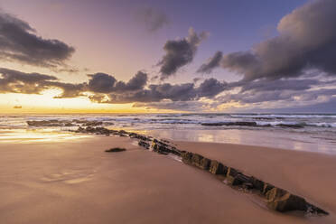 Sandiger Küstenstrand bei stimmungsvollem Sonnenaufgang - FOF12385