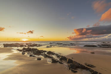 Sandiger Küstenstrand bei stimmungsvollem Sonnenaufgang - FOF12386