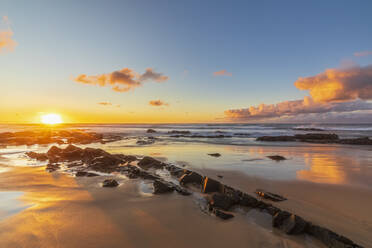 Sandiger Küstenstrand bei stimmungsvollem Sonnenaufgang - FOF12387