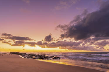 Sandiger Küstenstrand bei stimmungsvollem Sonnenaufgang - FOF12389
