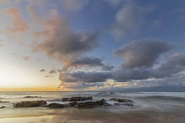 Sandiger Küstenstrand bei stimmungsvollem Sonnenaufgang - FOF12391