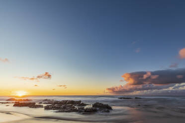 Sandiger Küstenstrand bei stimmungsvollem Sonnenaufgang - FOF12392
