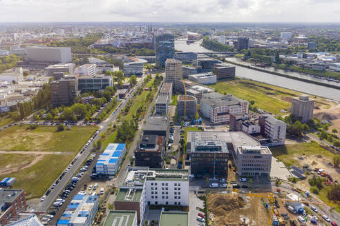 Deutschland, Bremen, Luftaufnahme des Finanzviertels mit Weser Tower und Bomers Spitze - TAMF03259