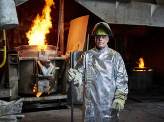 Metallarbeiter in Arbeitsschutzkleidung an einem Rohr in der Industrie - CVF01757