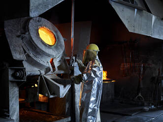 Arbeiter schmelzen Metall in einem Ofen in der Industrie - CVF01760