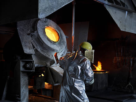 Arbeiter mit Schutzkleidung in der Stahlindustrie - CVF01761