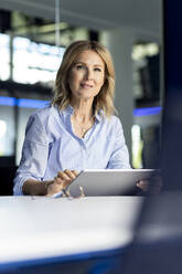 Geschäftsfrau mit Tablet-PC am Arbeitsplatz - PESF03350