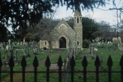 Alte Kirche mit Friedhof in der Abenddämmerung - MRRF01790