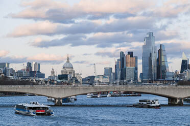 Boote auf der Themse mit Brücke in der Nähe moderner Gebäude bei Sonnenuntergang, London, England, UK - MRRF01792