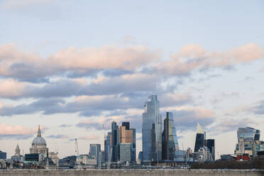 Moderne Wolkenkratzer in der Hauptstadt London bei Sonnenuntergang, England, UK - MRRF01793