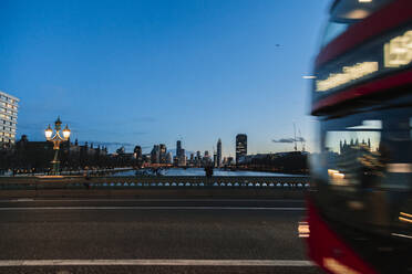 Skyline der Stadt London von einer Brücke aus gesehen in der Abenddämmerung, England, UK - MRRF01795