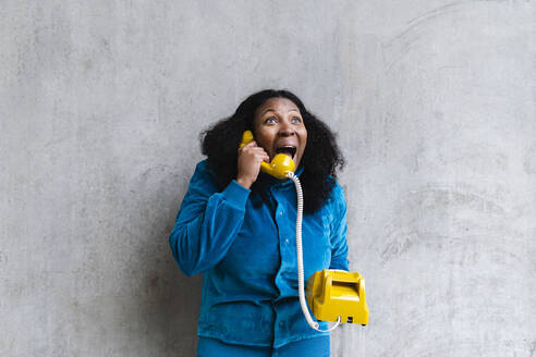 Schockierte Frau spricht am Telefon im Retro-Stil - ASGF01961