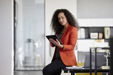 Geschäftsfrau arbeitet am Tablet-PC am Arbeitsplatz - RBF08463