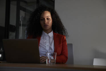 Geschäftsfrau arbeitet am Laptop am Arbeitsplatz - RBF08494