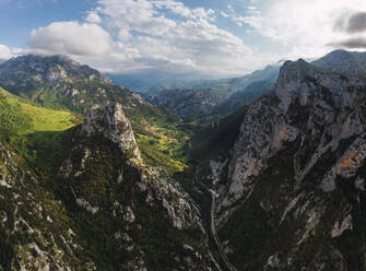 Spanien, Kantabrien, Blick auf die Hermida-Schlucht vom Aussichtspunkt Saint Catherine aus - RSGF00764