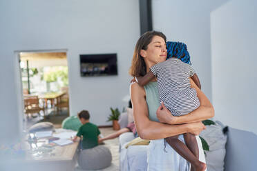 Gelassene Mutter hält ihre kleine Tochter zu Hause - CAIF32005