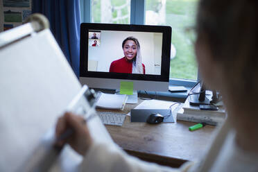 Videochat eines Architekten mit einem Kollegen am Computer im Home Office - CAIF32051